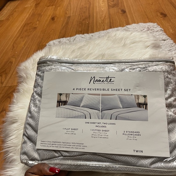 NANETTE LEPORE 4 PIECE REVERSIBLE SHEET SET - Picture 2 of 9